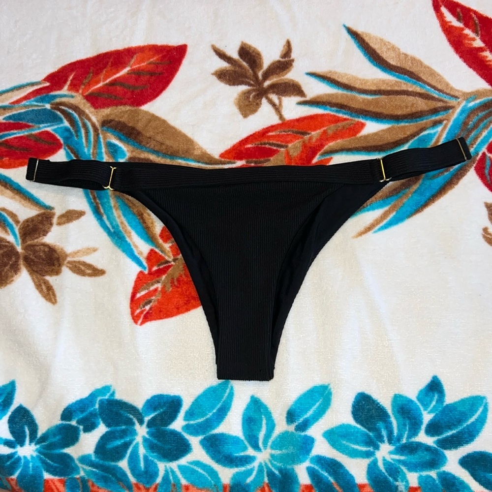 Beach Bunny scrunch butt bottom size L color black